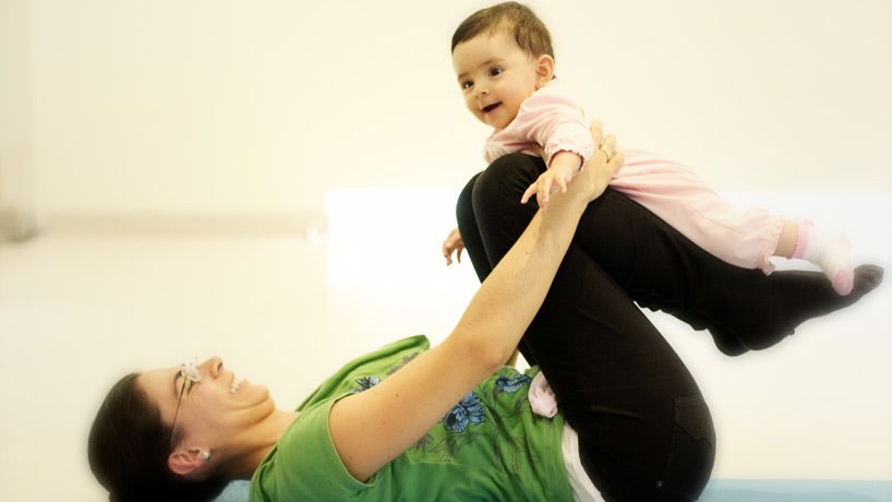 Yoga mamás y bebés haciendo abdominales
