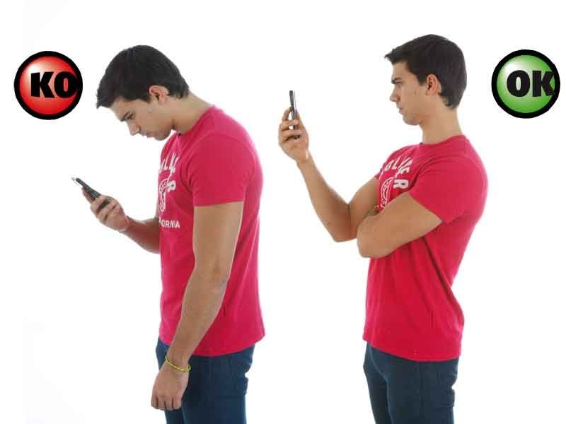 Postura correcta: modelo sujetando un móvil de forma correcta e incorrecta