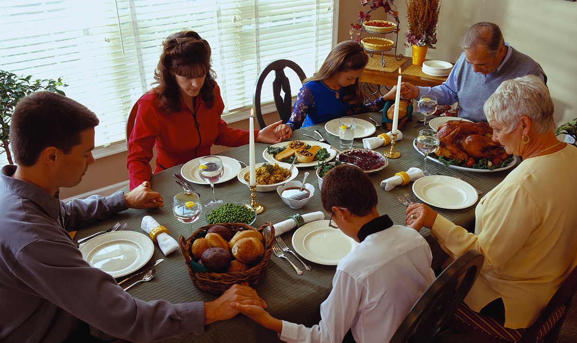 Comer para un yogi: familia rezando antes de comer